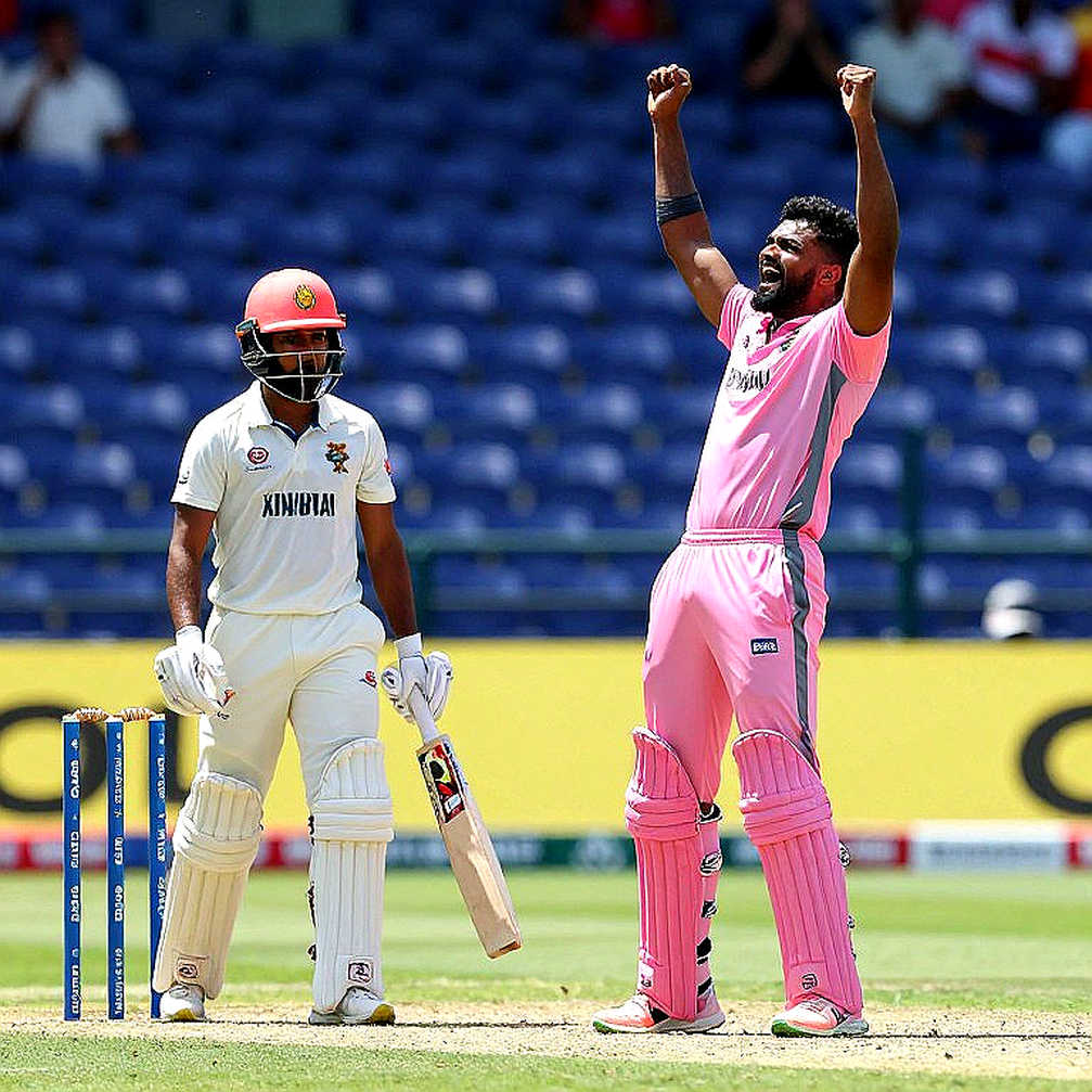 ऑकलैंड में सैंटनर का रिकॉर्ड: भारत के खिलाफ 32वां T20I विकेट, सोढ़ी को पीछे छोड़ा ऑकलैंड में सैंटनर का रिकॉर्ड: भारत के खिलाफ 32वां T20I विकेट, सोढ़ी को पीछे छोड़ा